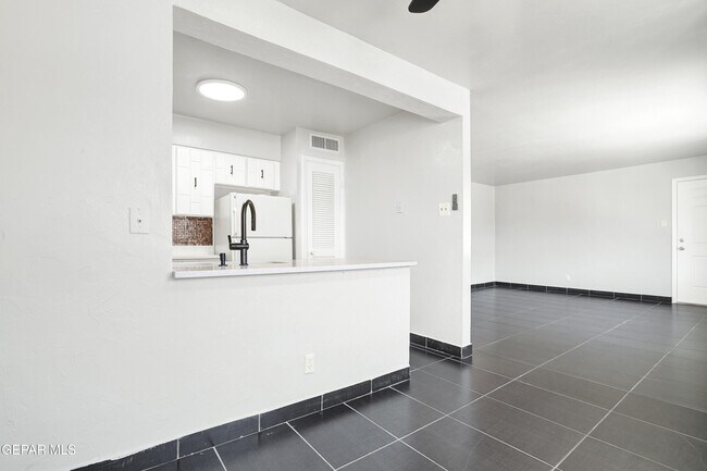 Building Photo - 333 Eubank Ct