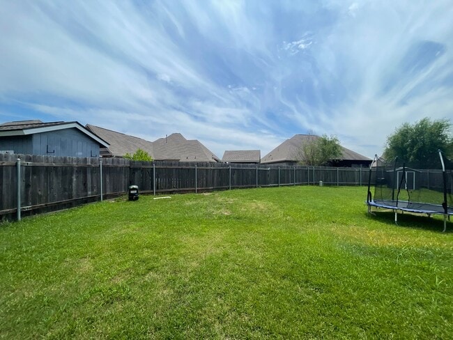 Building Photo - Stunning 4-Bedroom 3-Bath Home for Lease i...