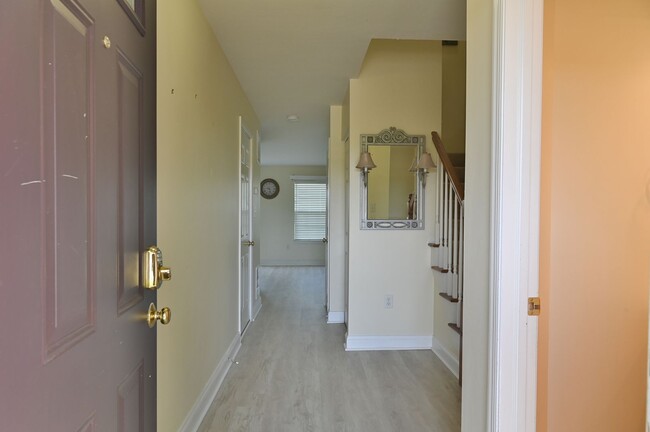 Building Photo - Beautiful 3 Bedroom Townhouse in Central D...