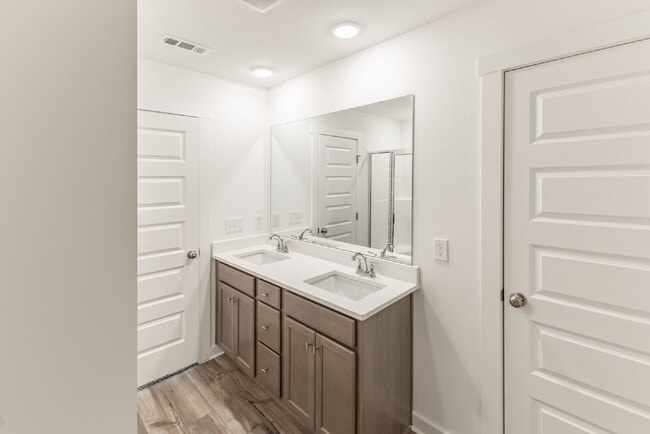 Building Photo - "Charming Newly built 3-Bed Townhouse Retreat with Granite Elegance in Prime Huntsville Location!"