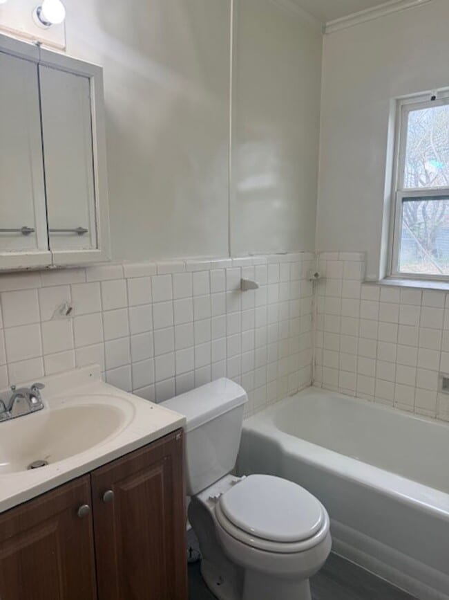 Building Photo - Three Bedroom One Bath