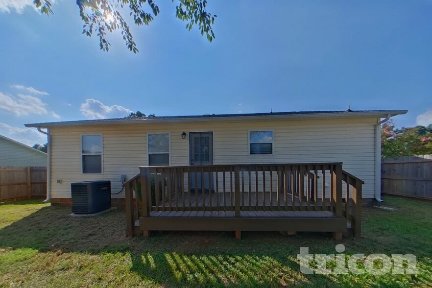 Building Photo - 2425 Saluda Dr
