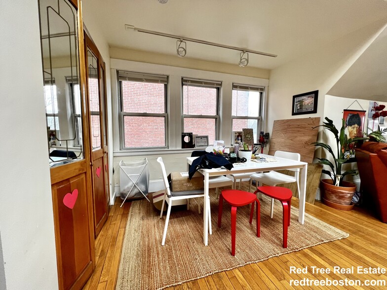 Building Photo - 1678 Beacon St