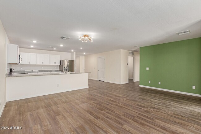 Building Photo - 1610 W Laguna Dr