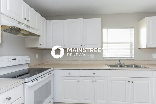 Building Photo - 3 Bedroom Pet-Friendly Home in St Petersburg, FL with Main Street Renewal