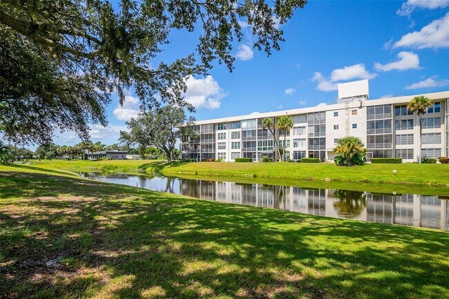 Building Photo - 7461 W Country Club Dr N