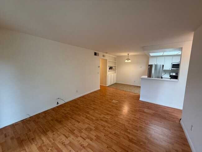 Building Photo - 2 Bed, 1 Bath Upstairs Condo with Private ...