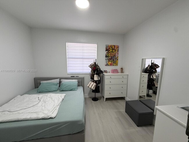 Building Photo - 1022 NE 42nd Terrace