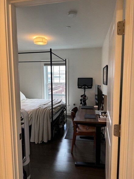 Building Photo - 728 E Broadway