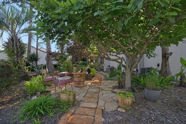 Building Photo - Bluewater Bay Townhome - 6 month lease Only