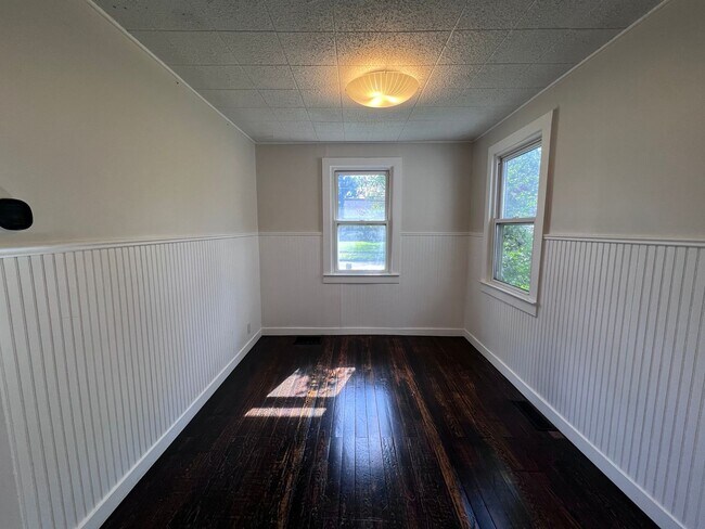 Building Photo - Adorable 2 bedroom with a bonus room!