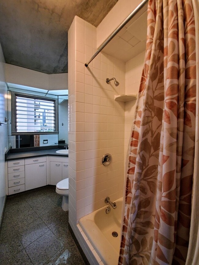 Building Photo - 2118 Kuhio Ave.