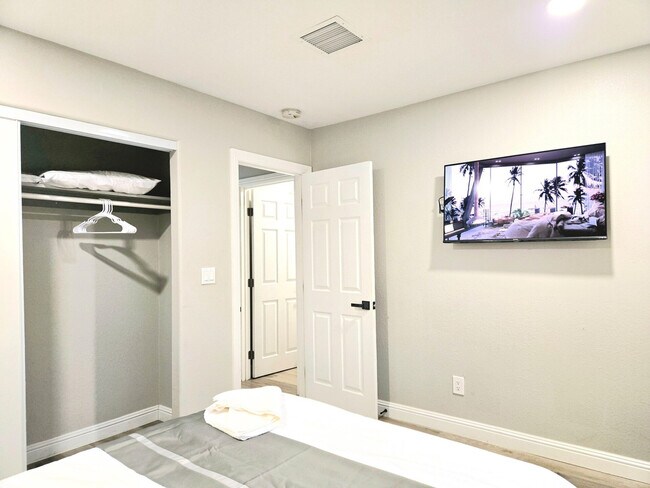 Building Photo - 451 E Lincoln Ave