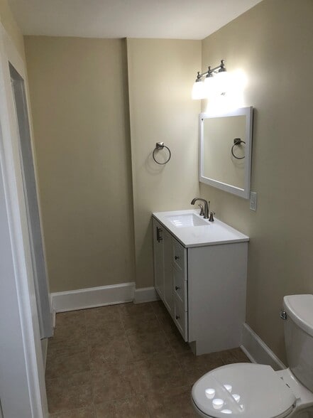 full bathroom - 130 Kenwood Ave