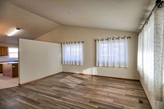 Building Photo - Charming 3 Bedroom Across from Playground & Large Fenced Yard