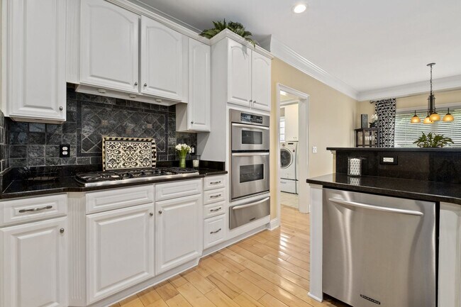 Building Photo - 1015 Crimson Clover Dr