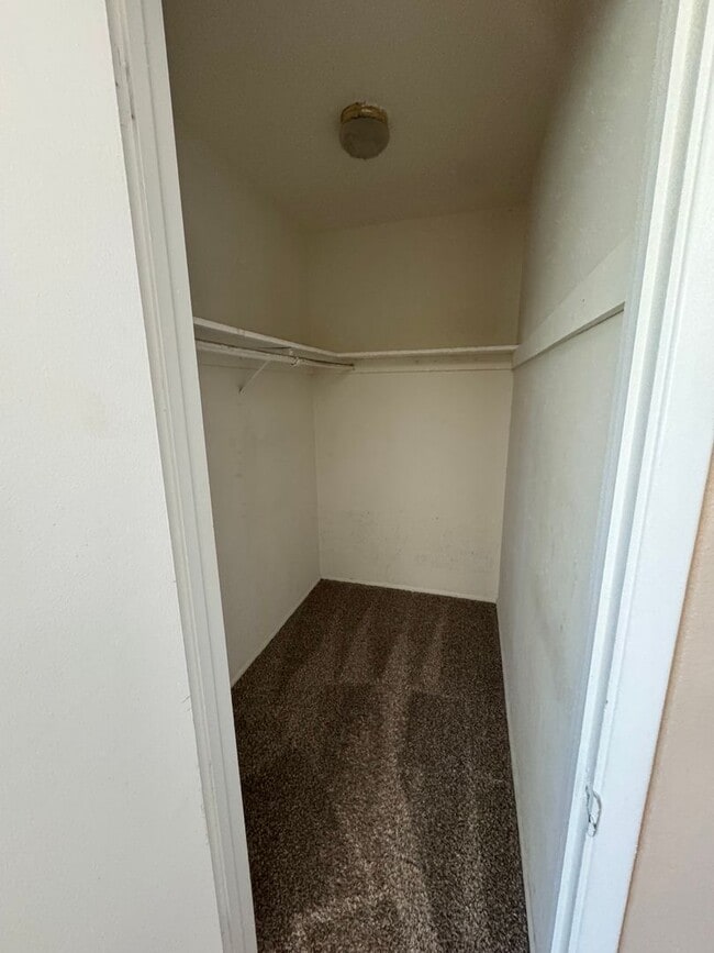 Building Photo - Centrally located 4 bedroom townhome