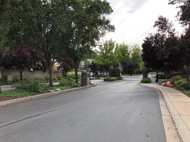 Building Photo - 6121 Lockridge Dr
