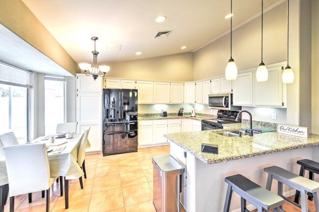 Building Photo - 4401 E Stanford Ave