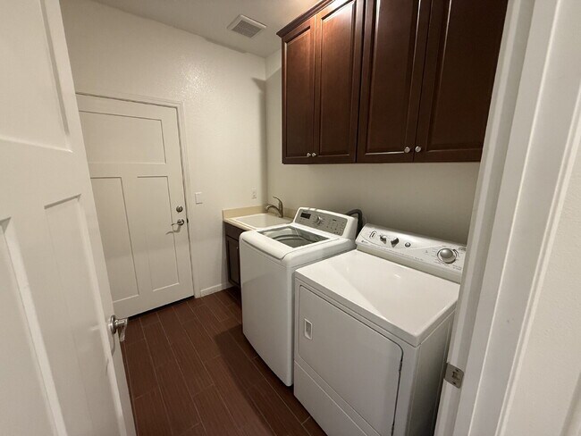 Building Photo - 3 Bedroom 2 Bath in 55+ Adult Community