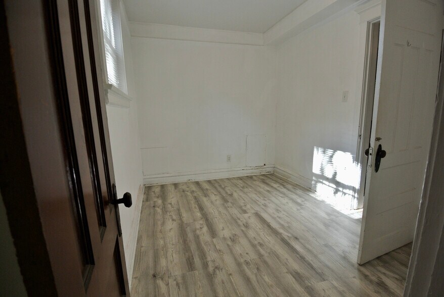 Building Photo - 3801 N Lakewood Ave #Gdn