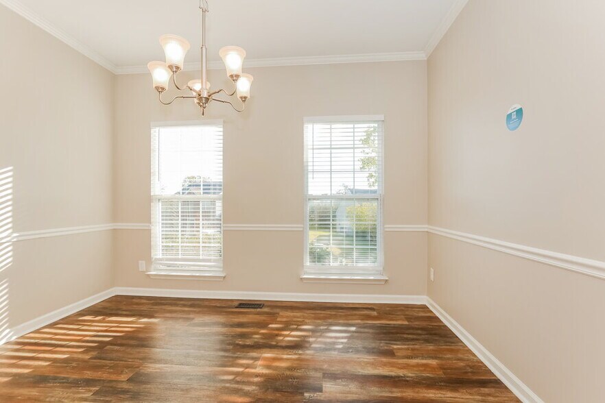 Building Photo - 6005 Crestview court