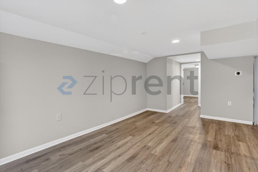 Building Photo - Unit B