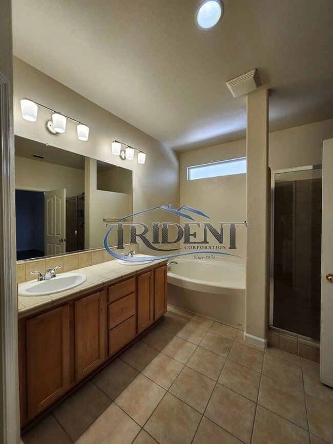 Building Photo - 3-bedroom 2-bath home with den located in Edgewater