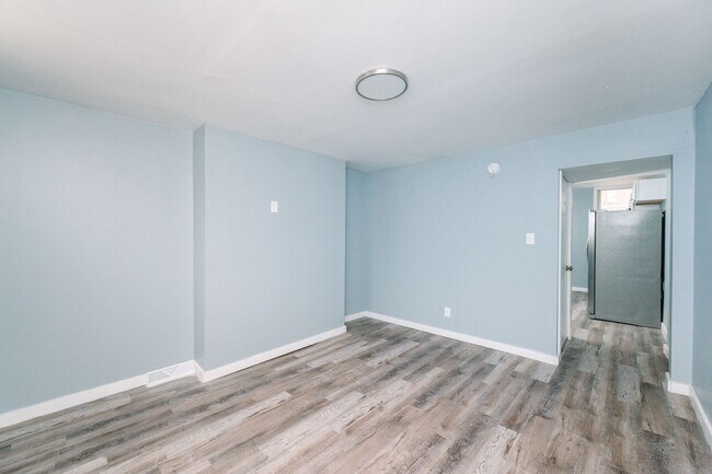 Building Photo - Move in special! Newly renovated 3 bedroom...
