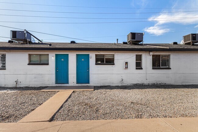 Building Photo - Two Bedroom with Yard & Washer/Dryer - 4 Weeks of Free Rent!