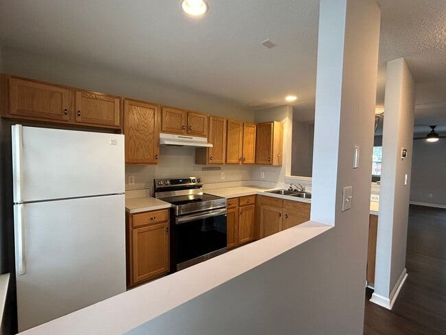 Building Photo - Amazing updated 2 bedroom 2.5 bathroom townhouse in NW Greensboro Keswick Place. Lawn care included.