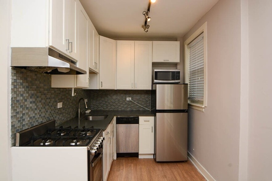 Building Photo - 511 W Belmont Ave