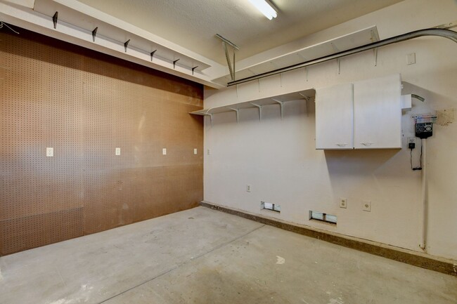 Building Photo - COMING SOON!! $1000 off 1st months Rent Guard-Gated Golf Course Living on the 14th Green!