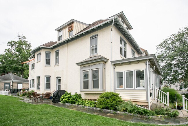 Building Photo - 328 4th Ave