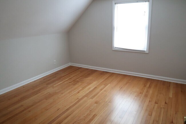 Building Photo - Very Cute 3 bedroom just 7 Minutes to Twin...