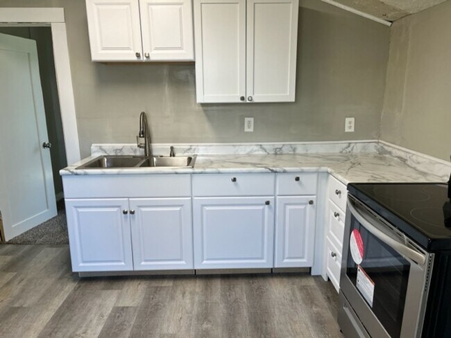 Building Photo - Large south side single Family Home Central Heat/Coolings, Hardwood