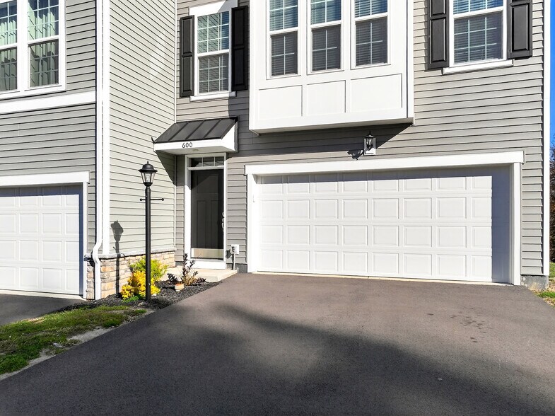 Building Photo - 600 Dana Dr