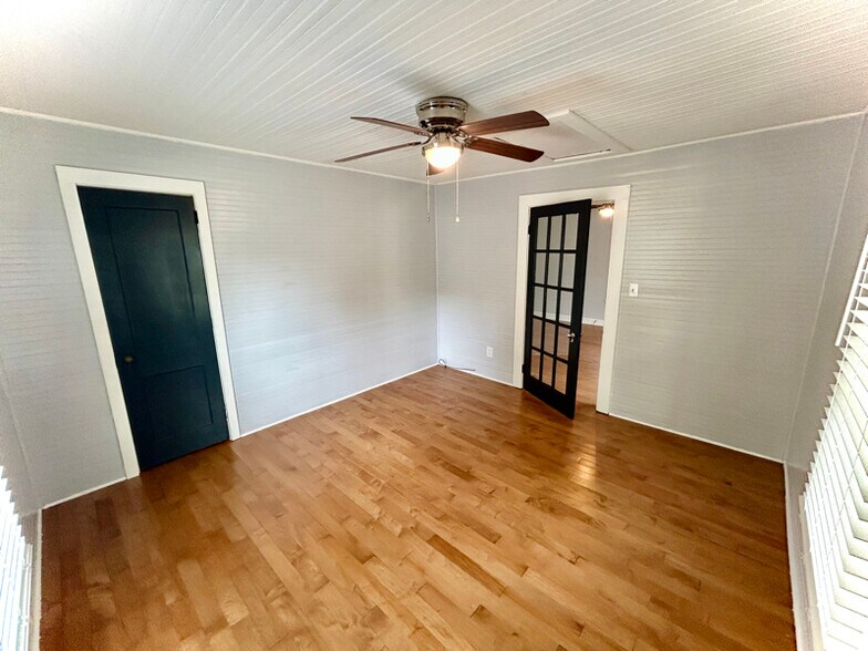 Building Photo - 917 Laye St