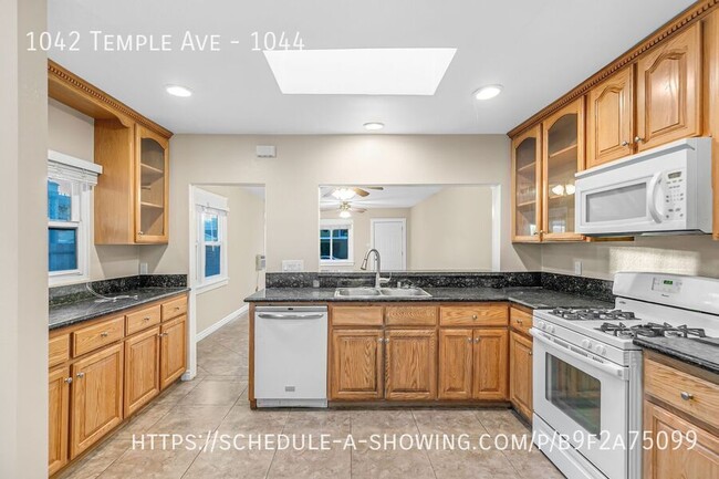 Building Photo - Beautiful newly remodeled 2 Bed + 2 Bath H...