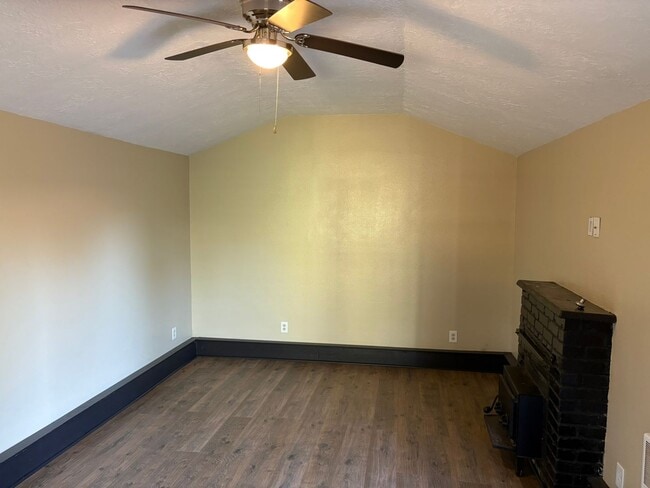Building Photo - 3 bedroom/1 bath home with additional deta...