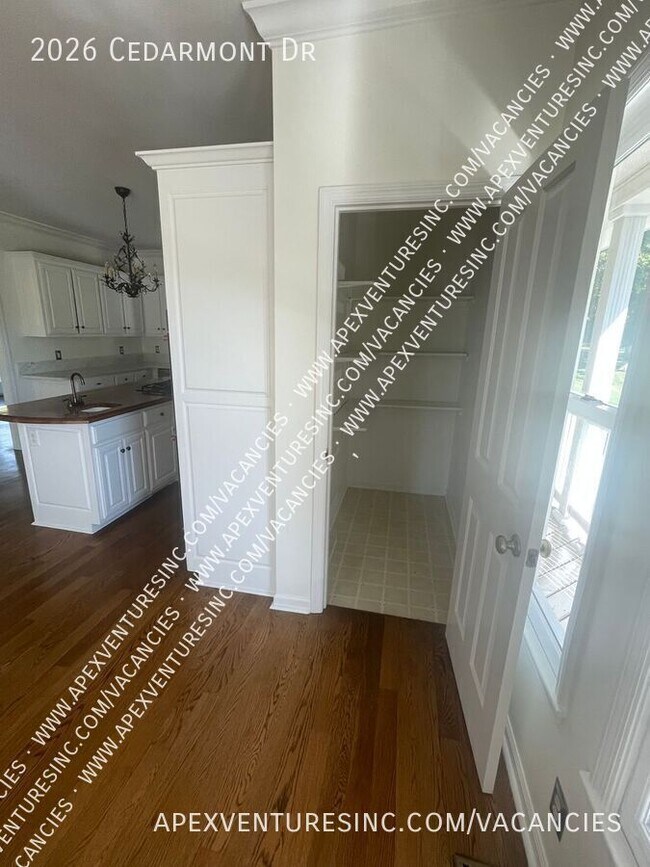 Building Photo - 2026 Cedarmont Dr