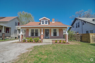 Building Photo - East Nashville Cottage!