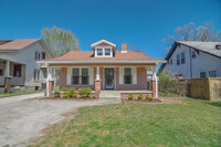 Building Photo - East Nashville Cottage!