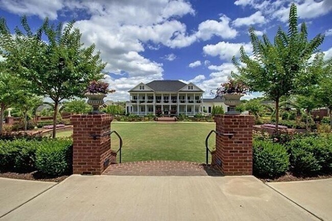 Building Photo - Luxurious Low-Maintenance Living in Westha...