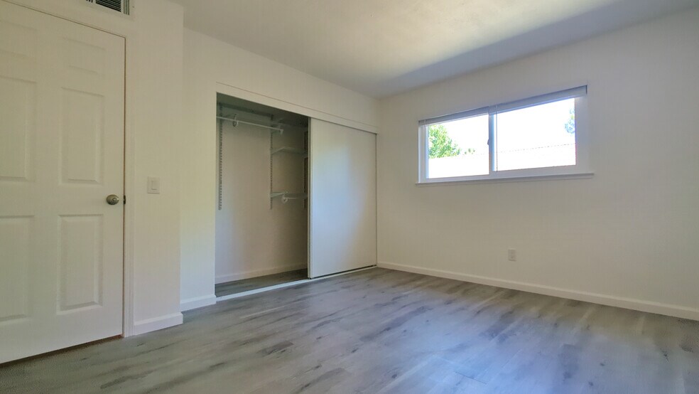 Building Photo - 10402 S White Rock Rd