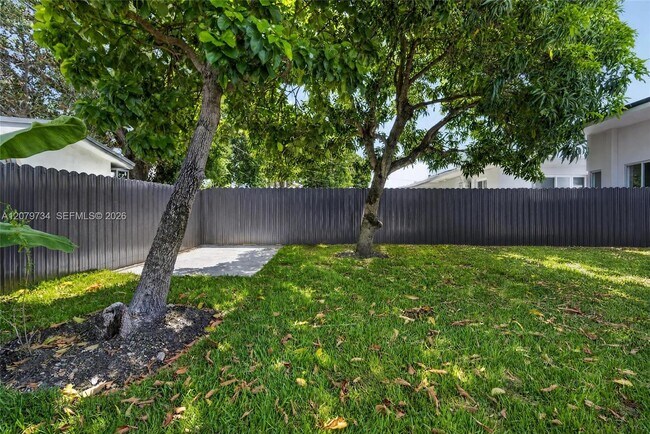 Building Photo - 1011 NW 30th Ct