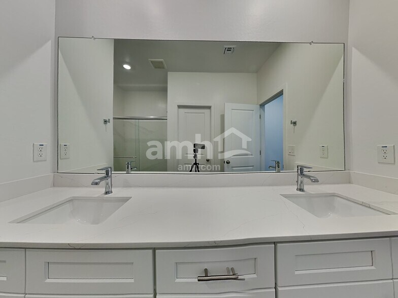 Building Photo - 20177 W Thomas Rd