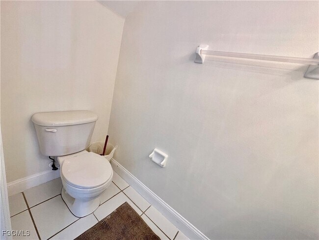 Building Photo - 3627 Pine Oak Cir