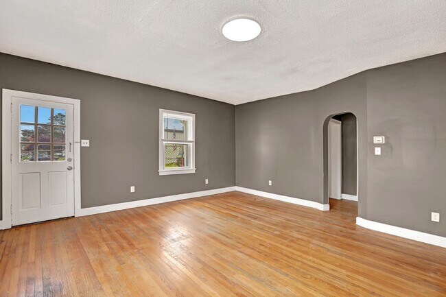 Building Photo - 44 Dover Ave