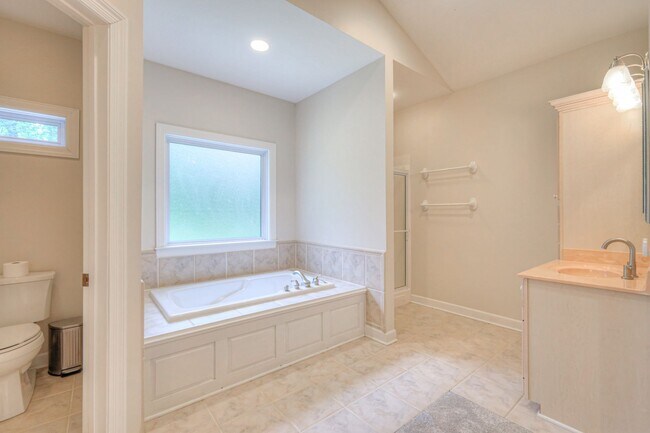 Building Photo - 604 Georgian Way